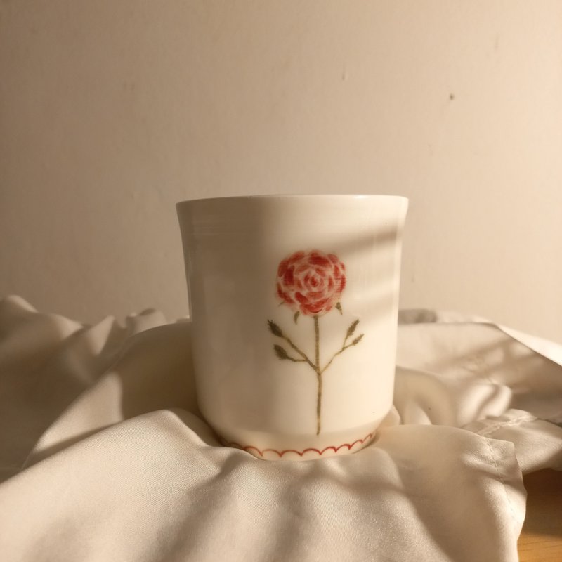 Ceramic mug Rose pattern - 咖啡杯/馬克杯 - 陶 白色