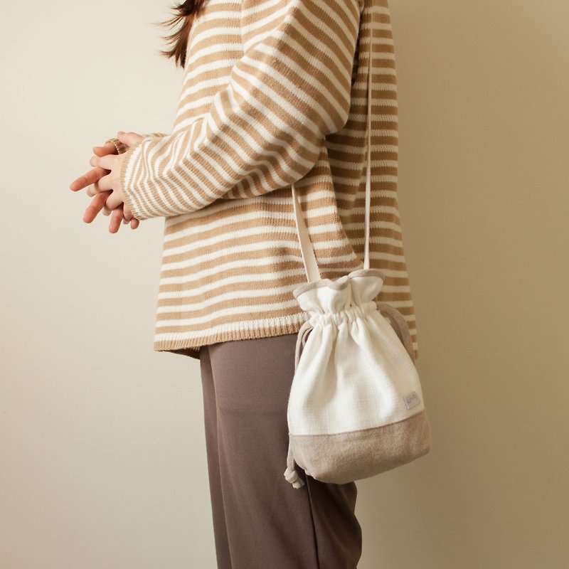 【Xingxing】Piping color-matched drawstring side handbag //Color-blocking style - กระเป๋าถือ - ผ้าฝ้าย/ผ้าลินิน ขาว