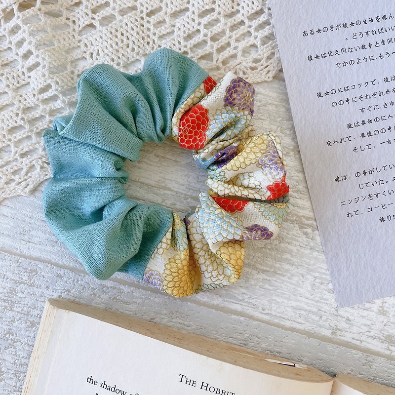 Small spring day and scrunchie with green lake water - Hair Accessories - Cotton & Hemp Green