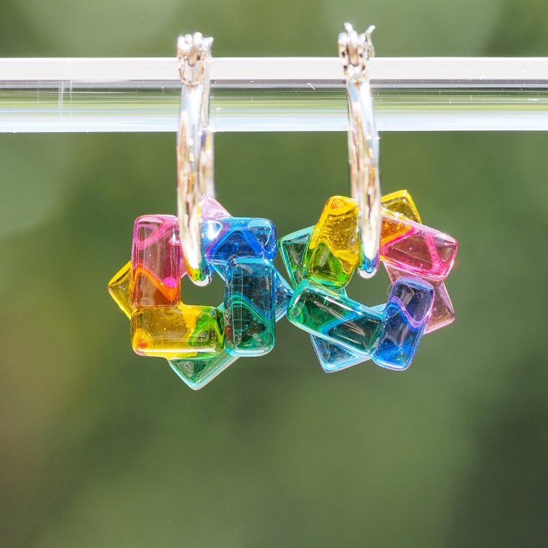 ガラスでワープ(わーぷ【虹】)フープピアス/イヤリング【金具選べます】【受注制作】 - 耳環/耳夾/耳骨夾 - 玻璃 多色