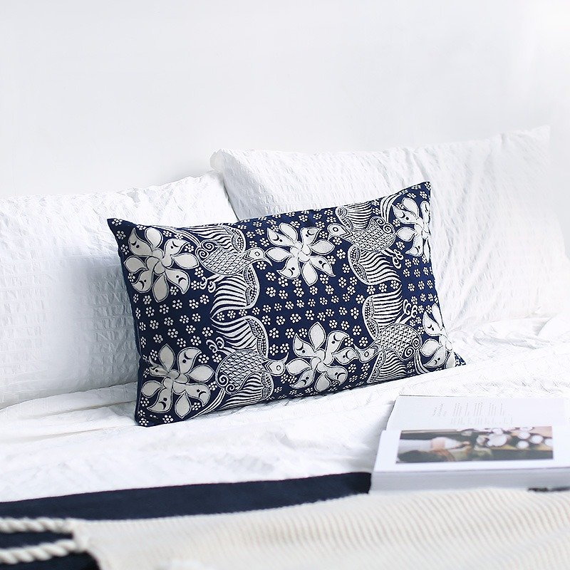 缱 绻 batik cotton handmade ethnic vintage fresh original Nordic new Chinese design pillow pillow cushion (including core) Christmas gift / exchange gifts - หมอน - ผ้าฝ้าย/ผ้าลินิน สีน้ำเงิน