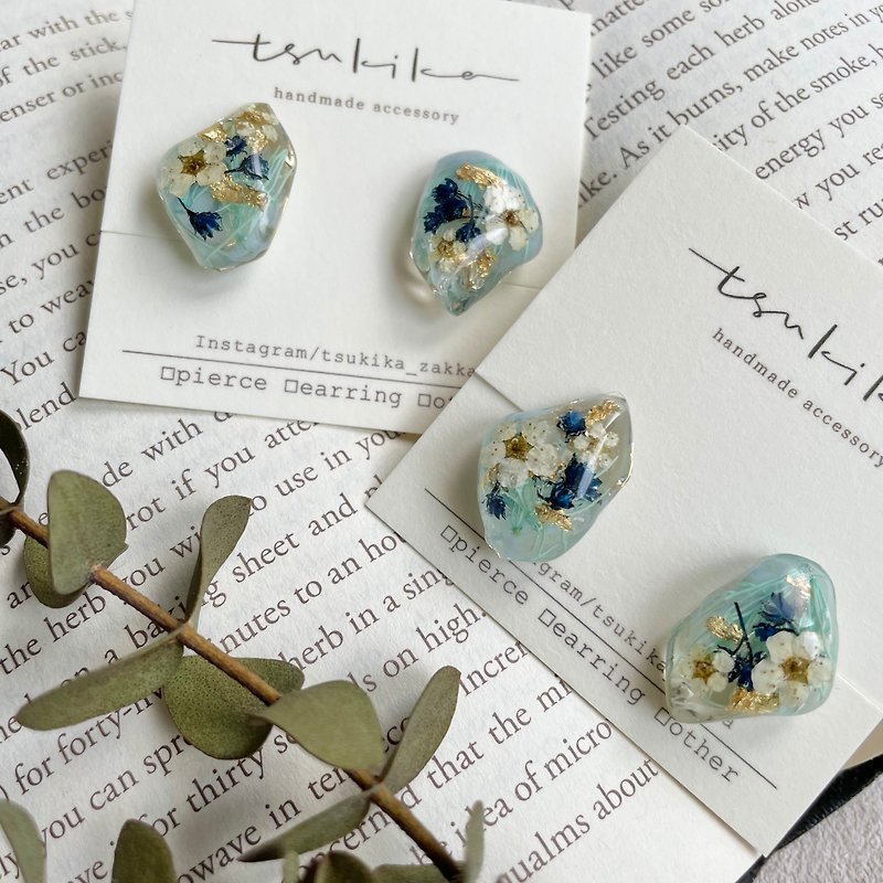 Water Blue Monogram Flower Earrings/Dry Flower Earrings/Japanese Resin/Handmade Jewelry/ Clip-On/Ear Pins - Earrings & Clip-ons - Resin 