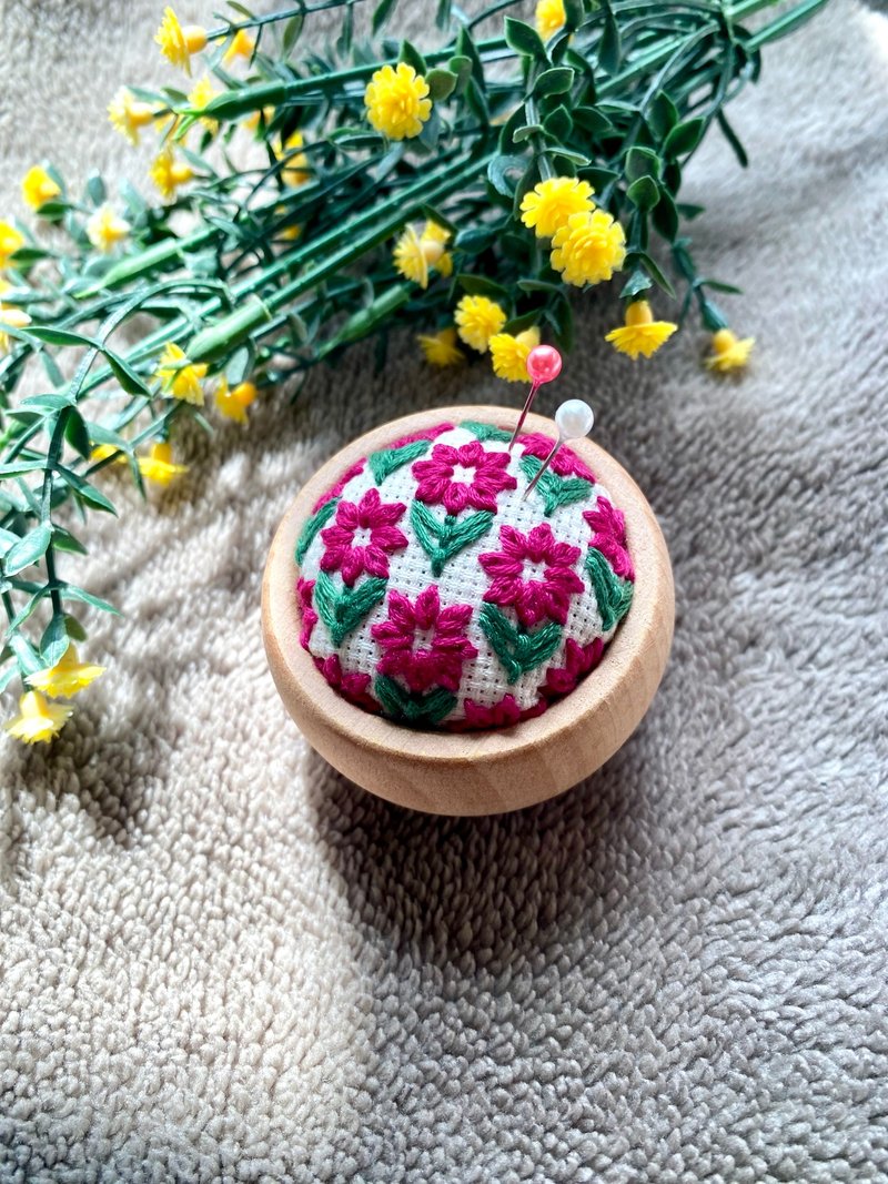 地刺刺繡針插 刺繡針收納 擺設 紫紅小花 - 居家收納/收納盒/儲物盒 - 棉．麻 紫色