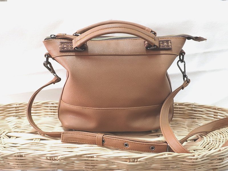 Mini Loose Brownie Bag (M) - กระเป๋าแมสเซนเจอร์ - หนังแท้ สีนำ้ตาล