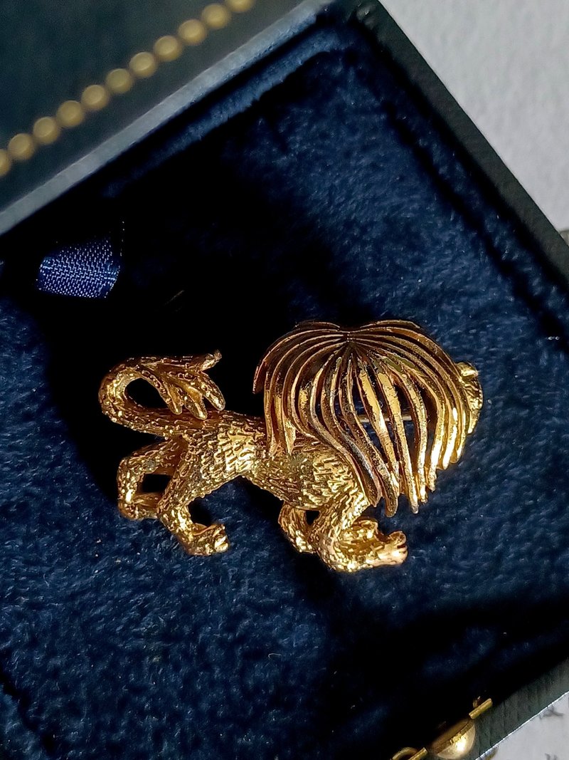 vintage jewelry chic characteristic looking back lion pin - เข็มกลัด - โลหะ 