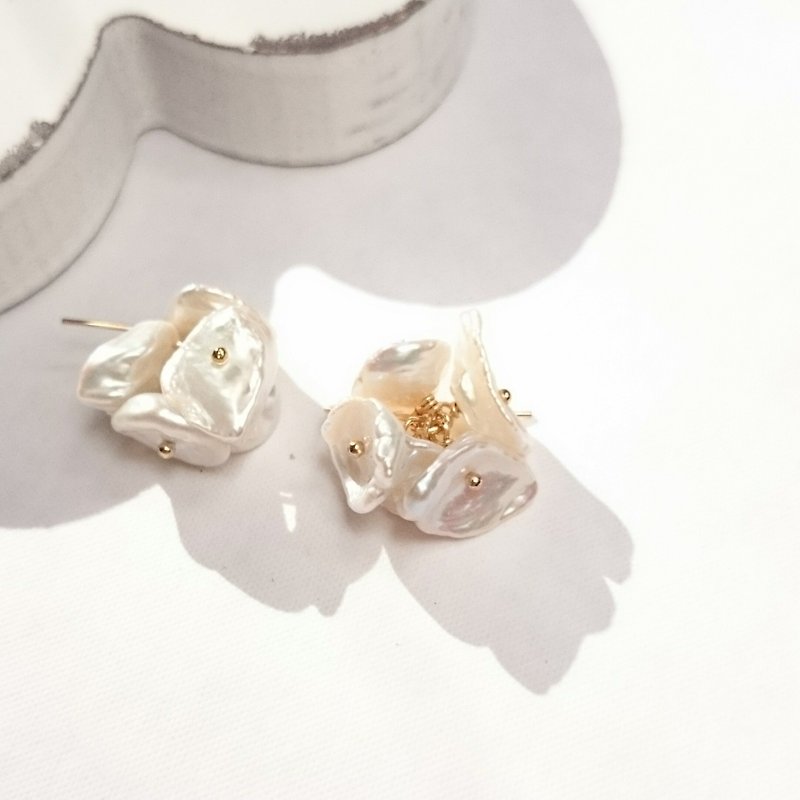 14kgf*petal freshwater pearl pierced earring/earring - Earrings & Clip-ons - Gemstone White