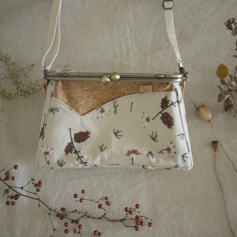 /embroidery chrysanthemum. Square. Kiss lock bag. crossbody bag/ - กระเป๋าแมสเซนเจอร์ - ผ้าฝ้าย/ผ้าลินิน สีกากี