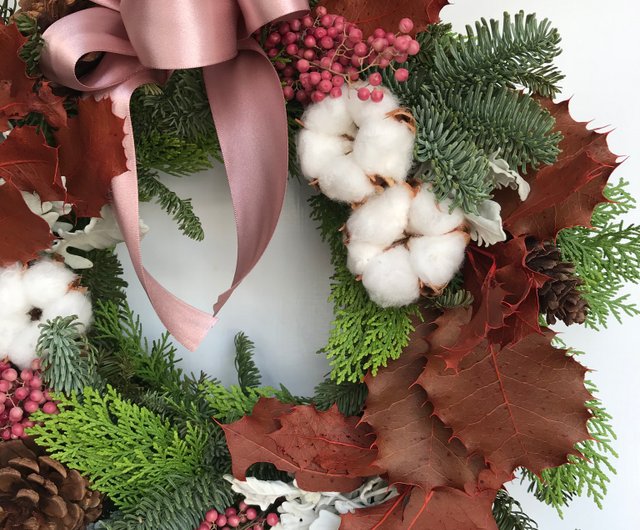 赤いヒイラギの葉のクリスマスリース 36cm 絶妙なパッケージボックス ショップ Sautees ドライフラワー ブーケ Pinkoi