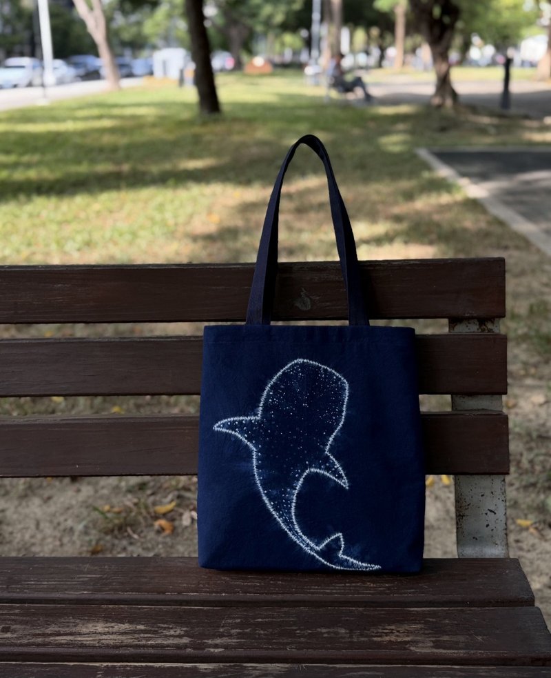 【記憶有限】藍染托特包/手提袋-鯨鯊系列 - 手提包/手提袋 - 棉．麻 藍色