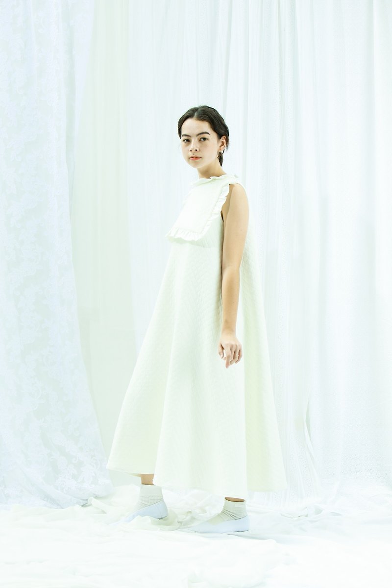 quilted pompom dress with movable bib  - ชุดเดรส - ผ้าฝ้าย/ผ้าลินิน ขาว