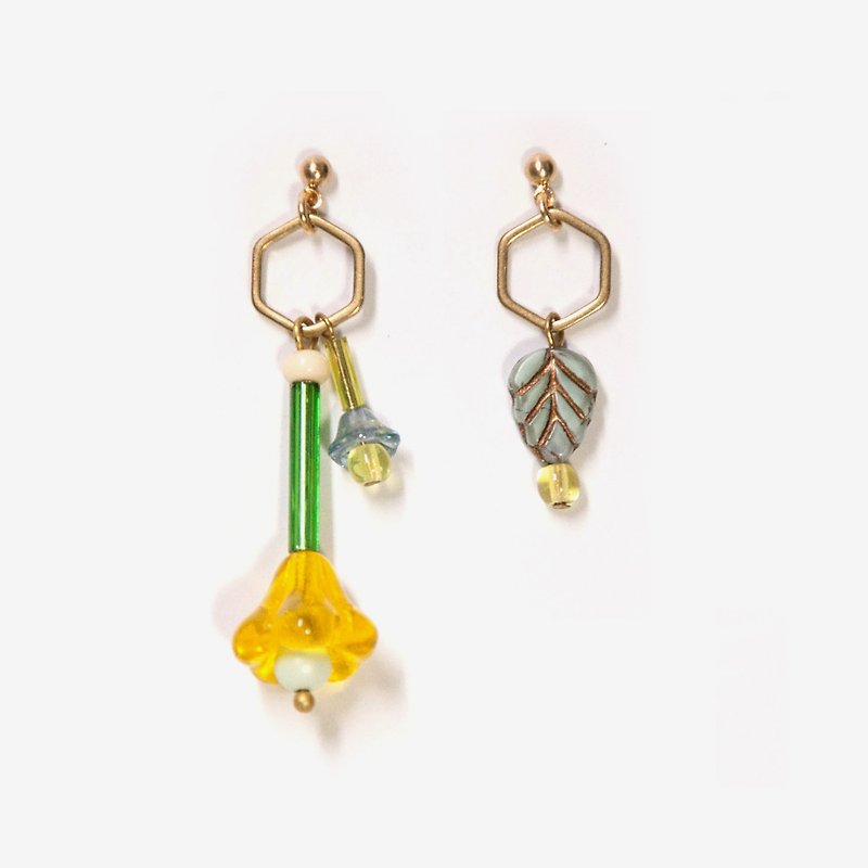 Asymmetry Flower and Leaf Earrings, Post Earrings, Clip On Earrings - ต่างหู - โลหะ สีเหลือง
