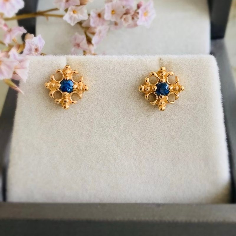 Vintage Greek Style Earrings with 3mm Round Cut Sapphires. - 耳環/耳夾/耳骨夾 - 半寶石 藍色