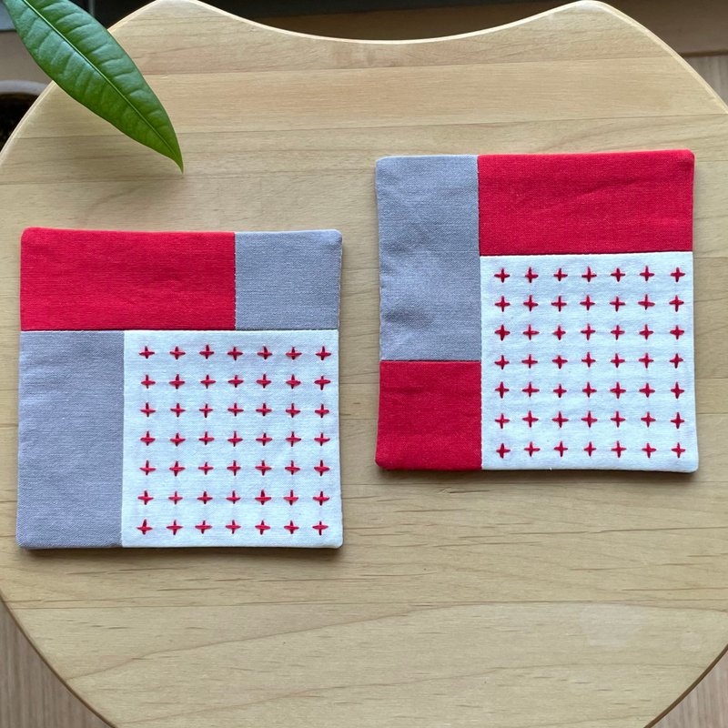 Set of 2 Sashiko Coasters, Patchwork Red and Beige, Scandinavian Style, Simple, Fabric, Water Absorbent, Christmas, Present, Gift, Cutlery, Coffee, Cafe, Birthday - ที่รองแก้ว - ผ้าฝ้าย/ผ้าลินิน สีแดง