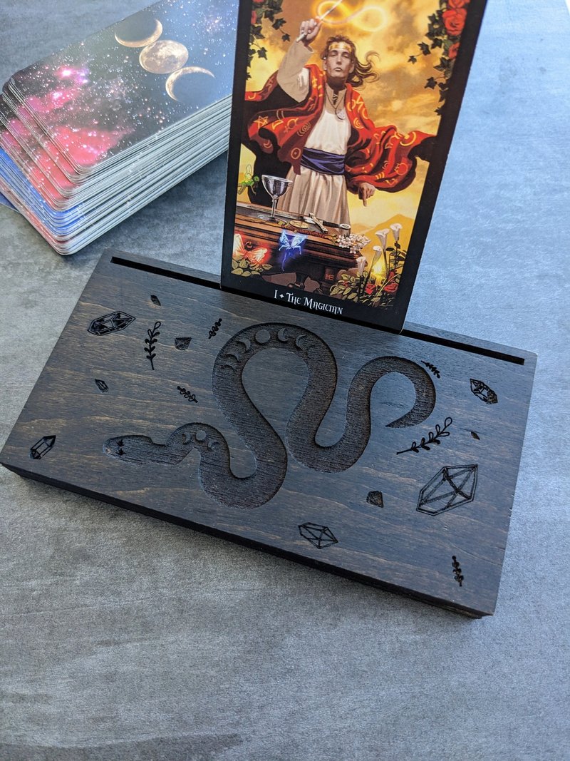 Black tarot card stand with Crystal snake for one tarot card. Tarot accessories - ของวางตกแต่ง - ไม้ สีดำ