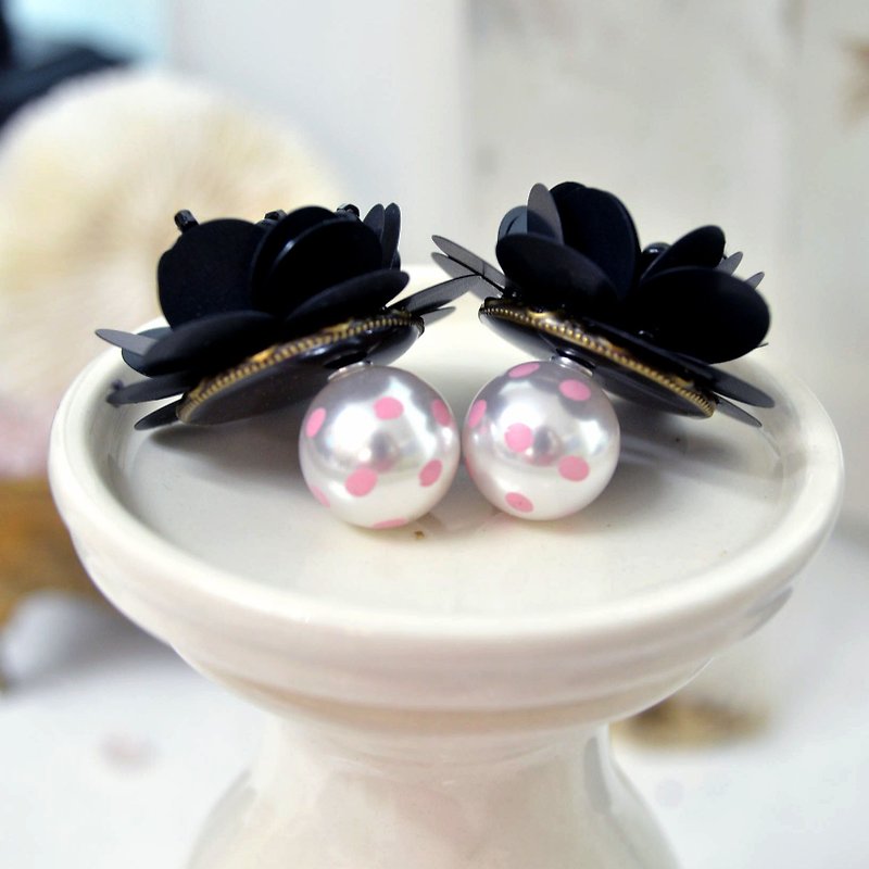 Black Beads Studs Studs A pair of flowers on the glass beads - Earrings & Clip-ons - Plastic Black