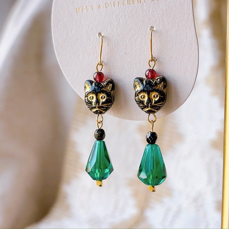 Vintage Cat Bronze Earrings Ding Dong Cat Gemstone - ต่างหู - ทองแดงทองเหลือง สีเขียว