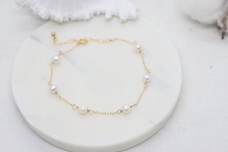 (14K Gold Filled) Delicate 4~5mm Freshwater Pearls Bracelet Wedding Bracelet - 手鍊/手環 - 珍珠 金色