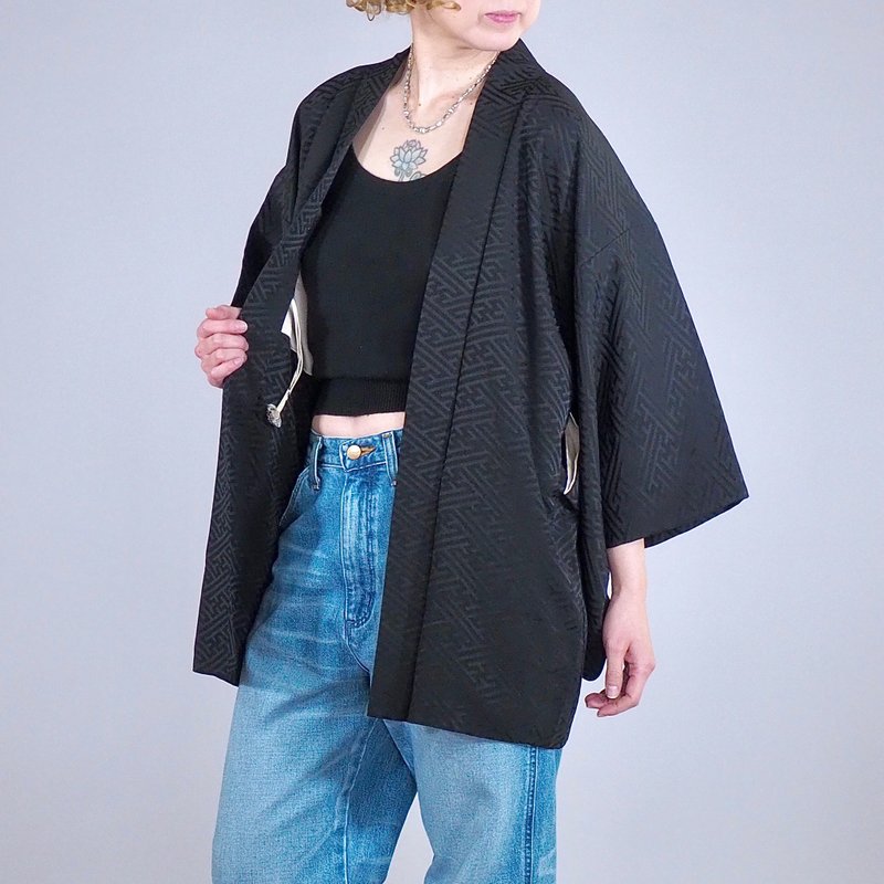 【日本製】 Soft silk black Haori, auspicious pattern, unisex Haori, gift - Women's Casual & Functional Jackets - Silk Black