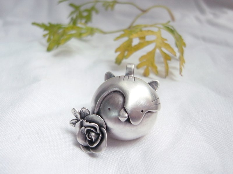 Shy Cat And Rose | Silver Cat --Pendant Necklace with Wax Rope - สร้อยคอ - เงินแท้ สีเงิน