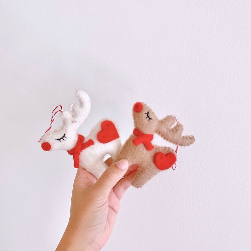 安選物羊毛氈 Ganapati Crafts Co. 羊毛氈聖誕掛飾 2 入套裝組 - 紅鼻麋鹿 白色 / 棕色