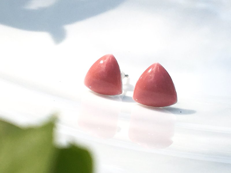 三角紅色耳針 - 耳環/耳夾 - 陶 粉紅色