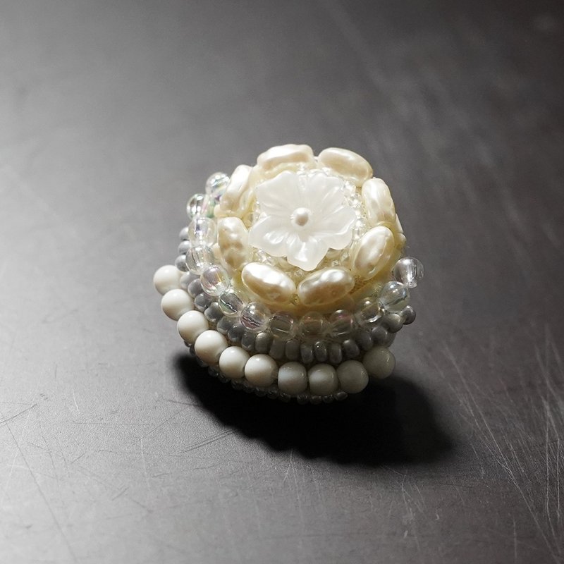 とても軽いおゃべりなブローチ10 ビーズ刺繍のブローチ　ホワイト - 心口針/胸針 - 其他材質 白色