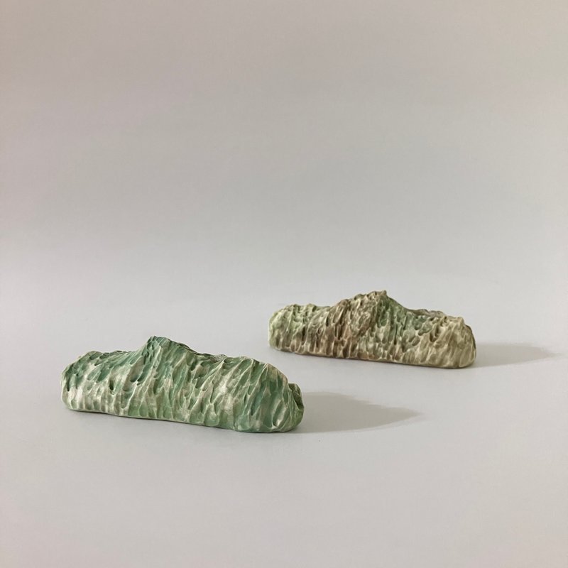 Wendyyu【小山座】青翠綠－卡片 名片座 陶瓷 裝飾道具 聖誕禮物 - 名片架/名片座 - 陶 綠色