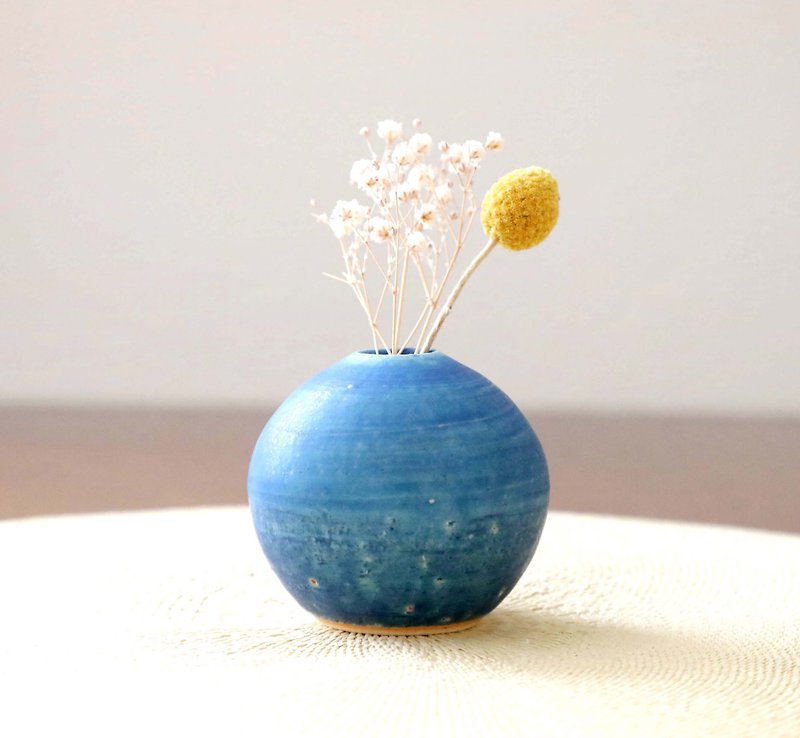 A plump, round, deep blue glazed vase - เซรามิก - ดินเผา สีน้ำเงิน