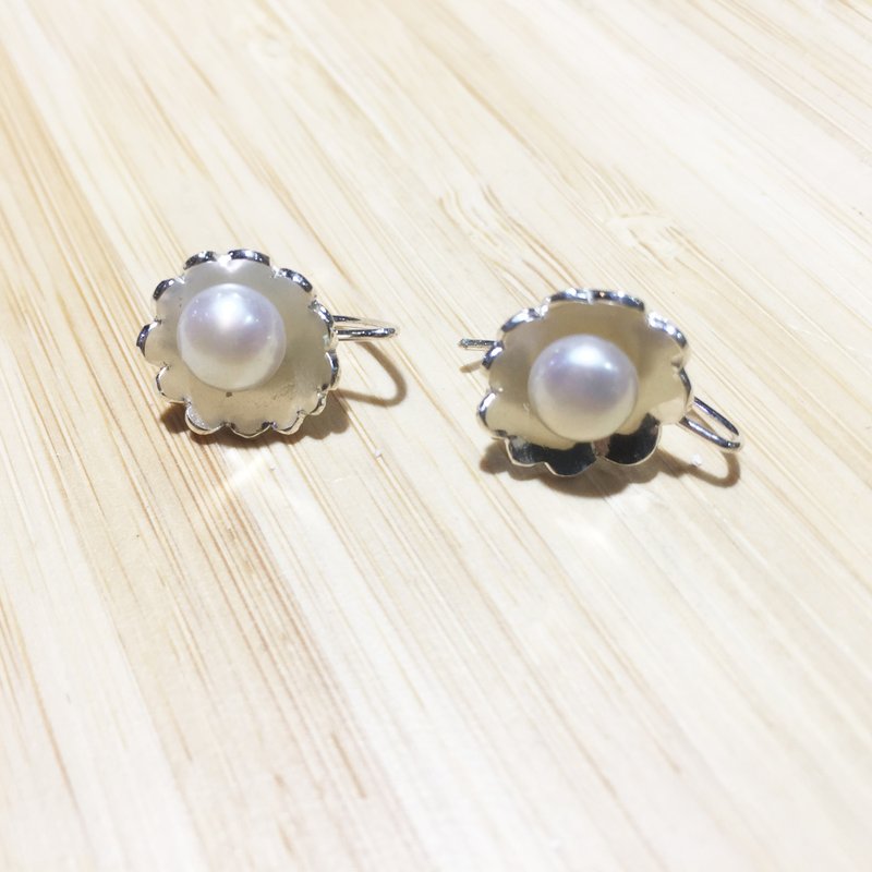 / Pearl Flower B / Natural Pearl Sterling Silver Ear Hook - ต่างหู - เงินแท้ สีเงิน