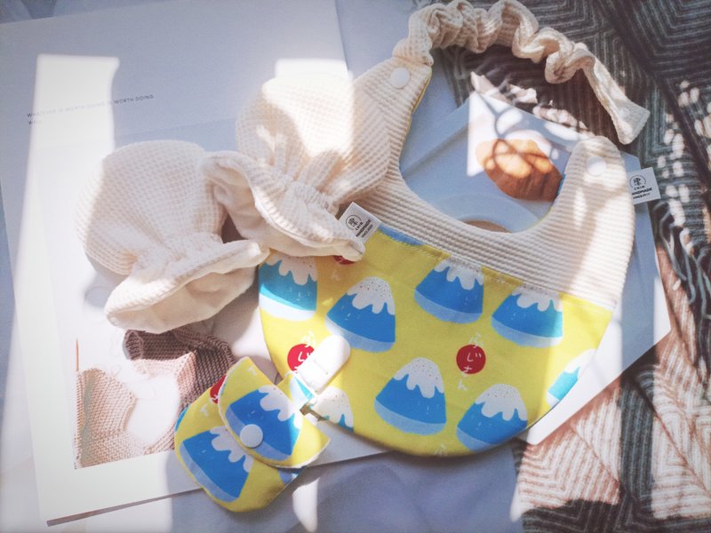 Jin Handmade three-piece gift box set/baby gloves/bib/safety charm bag holder - Bibs - Cotton & Hemp 