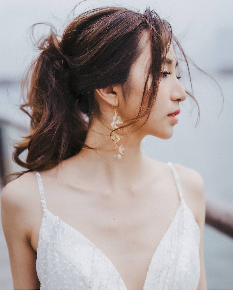 Graceful Flowers| Clip-On and Earhooks| Wedding Bridal Crystal Flower Ornaments - ต่างหู - ซิลิคอน ขาว
