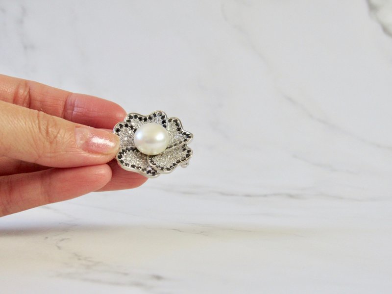 Prairie Rose White Pearl Diamond Silver Pendant Brooch - 胸針 - 珍珠 白色