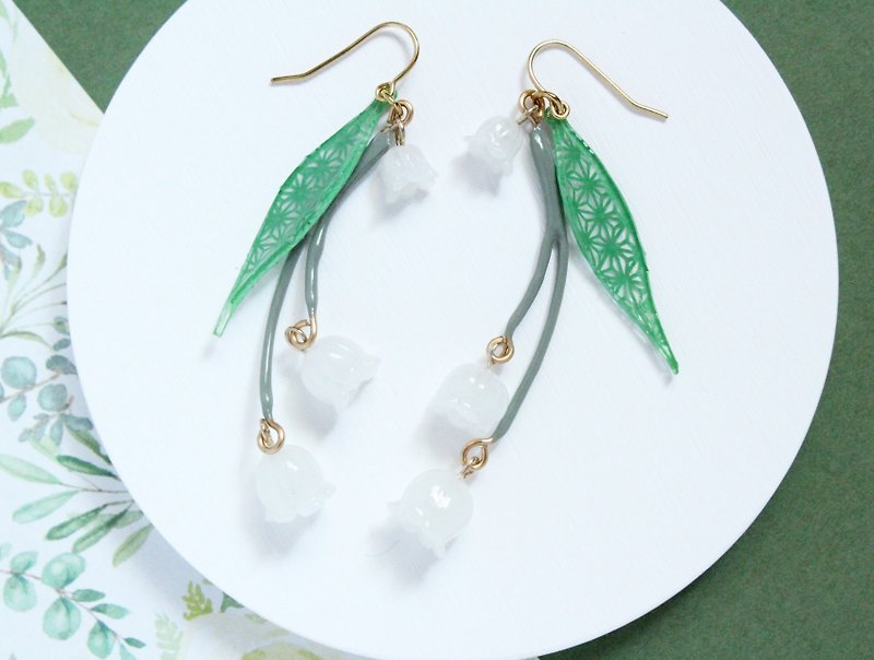 【Clayart】Lily of the valley pierce / clip-on - Earrings & Clip-ons - Resin White