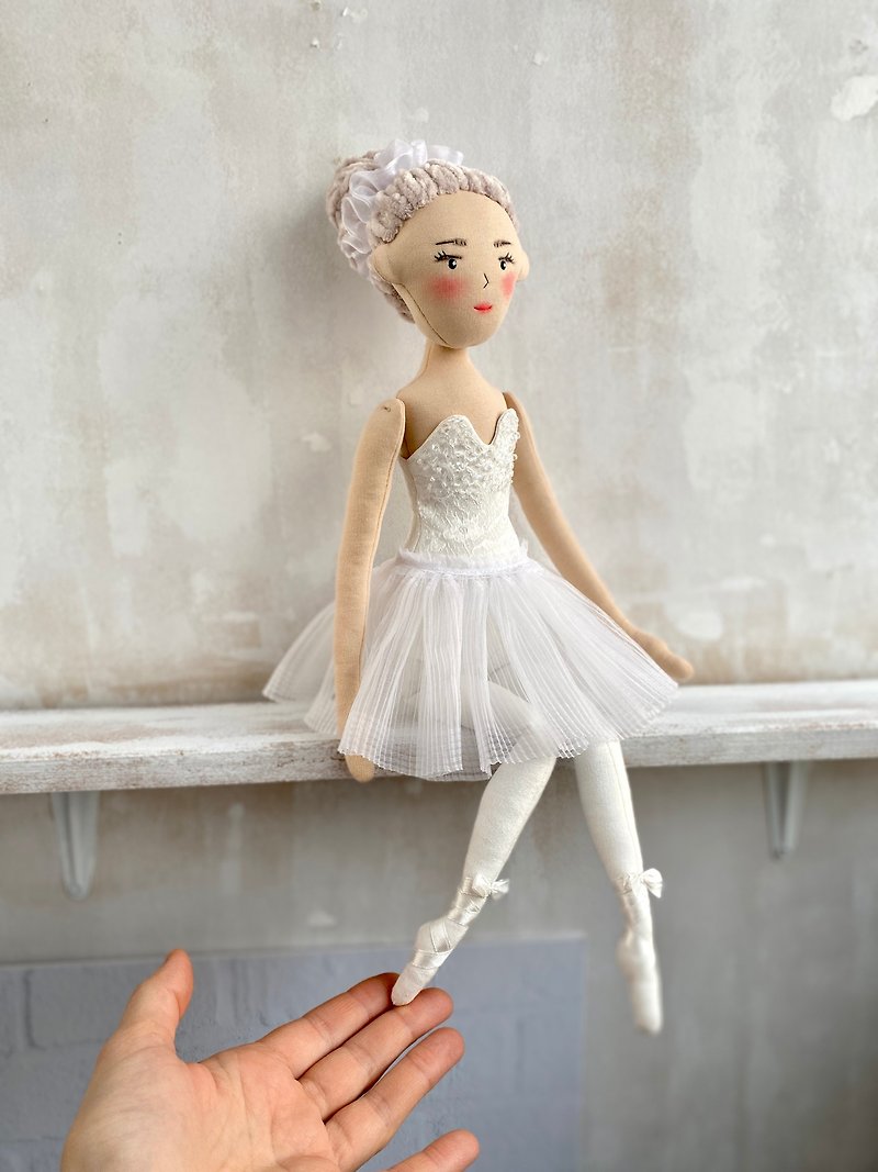Ballerina doll. Handmade cloth doll. - ของเล่นเด็ก - ผ้าฝ้าย/ผ้าลินิน ขาว