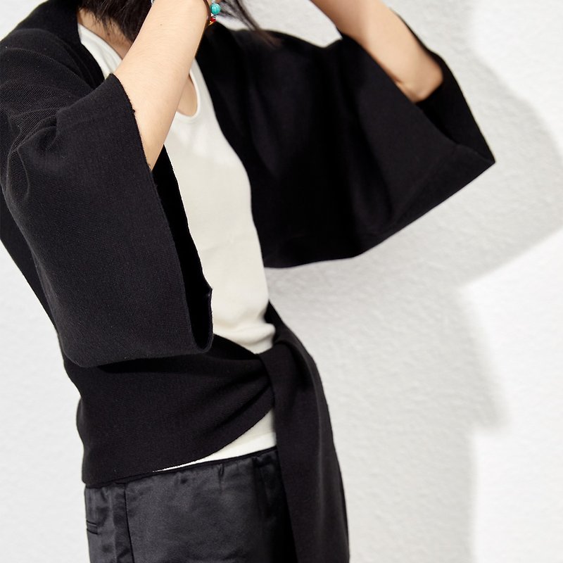 [Surprise at the end of the year] GAOGUO original design black wool wide-sleeved short shawl knitted short cardigan - สเวตเตอร์ผู้หญิง - ขนแกะ สีดำ