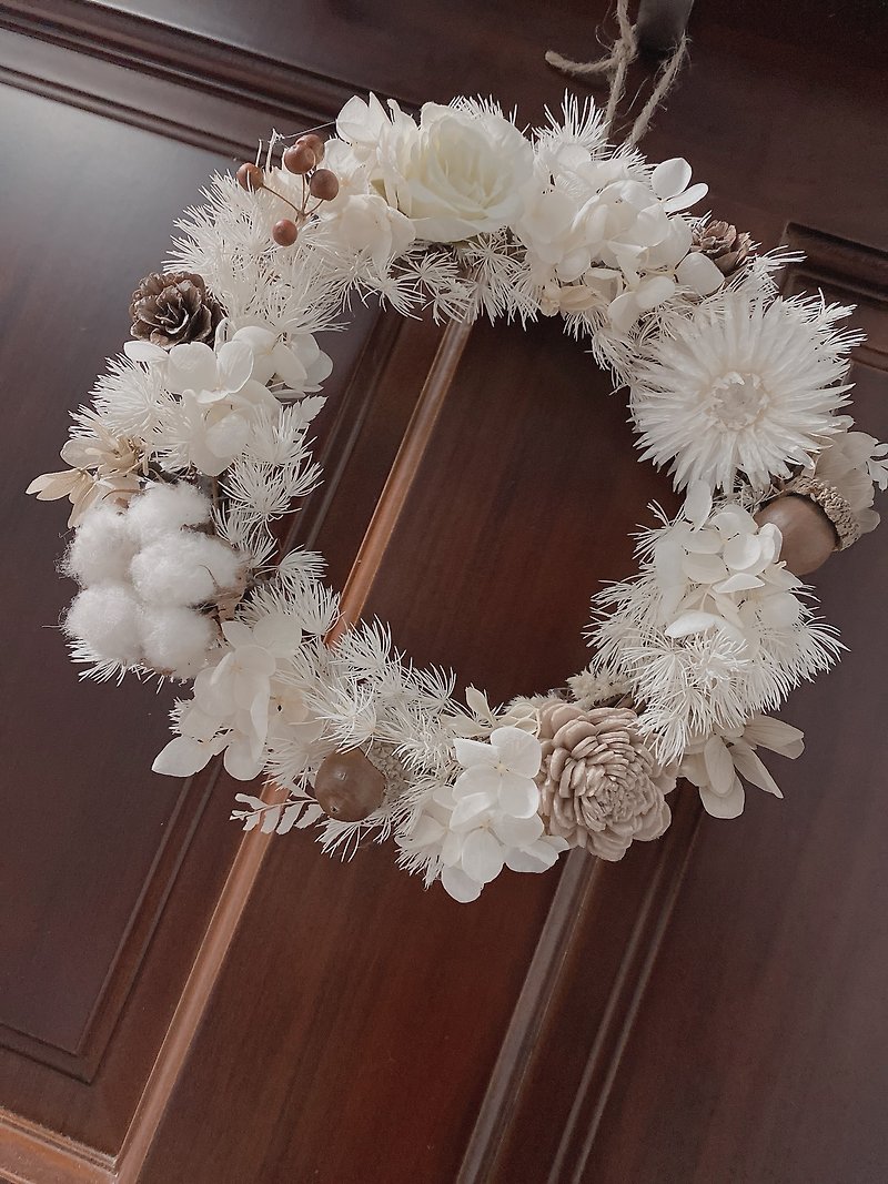 Go with the Flow Christmas Wreath - Silver Winter - ช่อดอกไม้แห้ง - พืช/ดอกไม้ ขาว