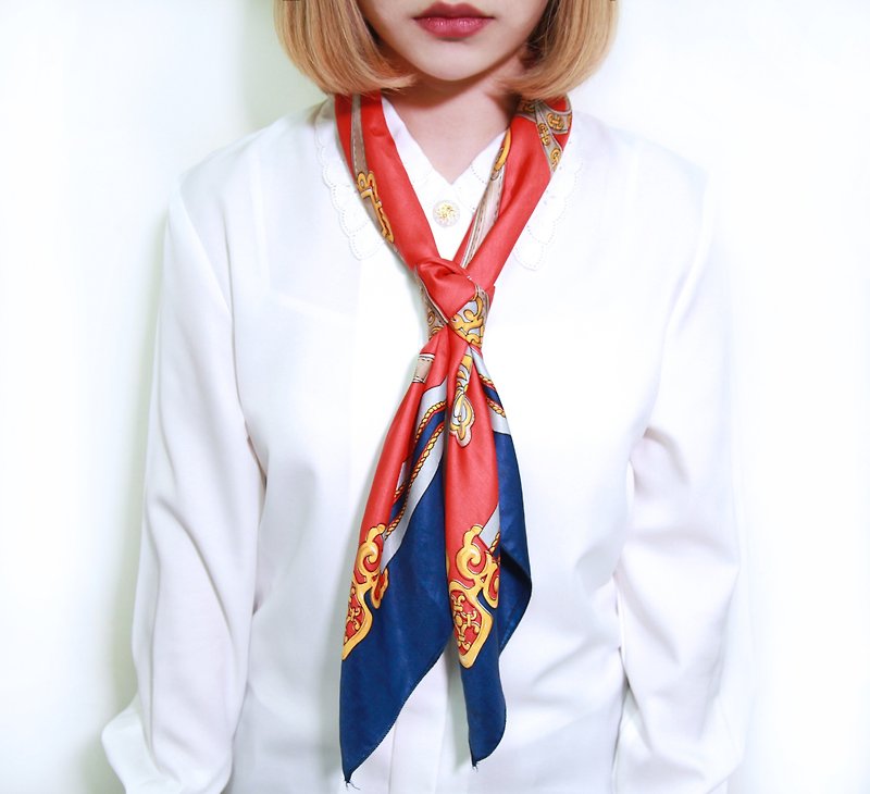 Back to Green::古典絲質絲巾 正色紅藍 金色鐵扣 (些許斑點 不影響整體外觀) vintage scarf (SC-13) - 絲巾 - 絲．絹 紅色