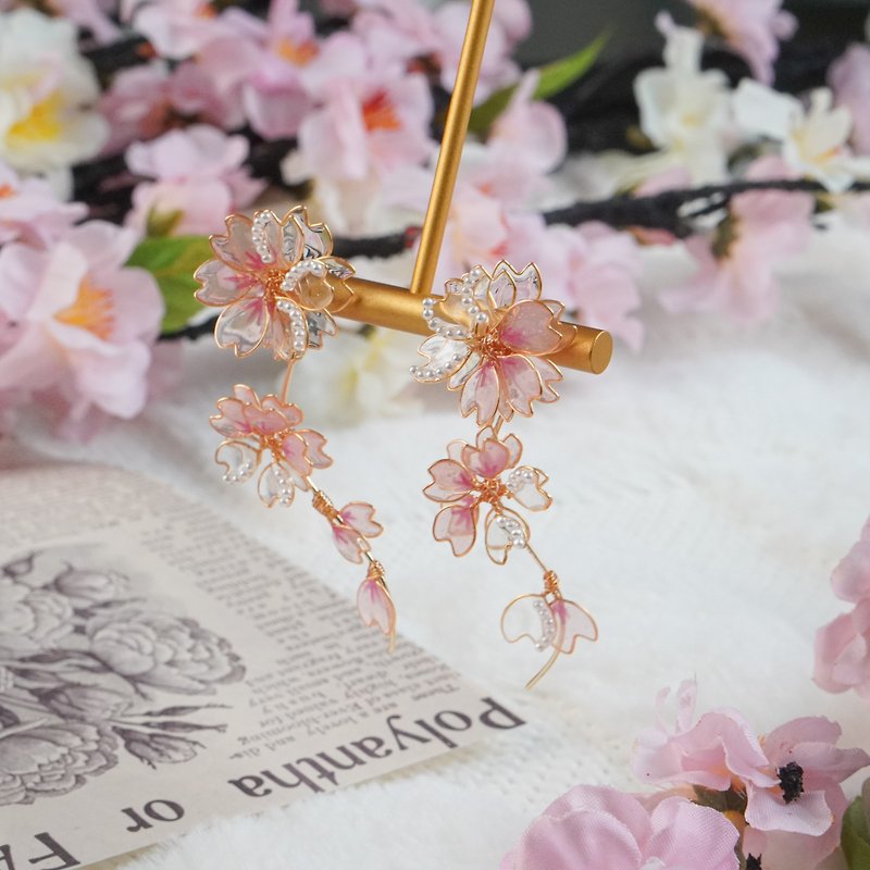 Sakura curve earrings handmade crystal flower resin jewelry - ต่างหู - เรซิน สึชมพู