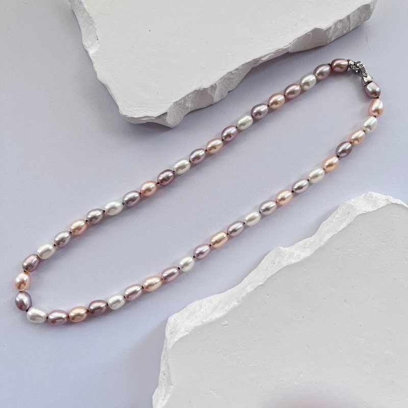 The Pastel Harmony Pearl Necklace with hand knotting - สร้อยคอ - ไข่มุก สึชมพู