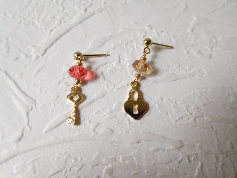 Bag 14K gold pin type small love key asymmetric Swarovski crystal earrings can be changed clip - ต่างหู - วัสดุอื่นๆ สีแดง