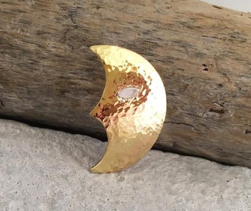 Sae+Sumi Koru Crescent Face ◆銀の目の三日月フェイス真鍮鍛金ブローチ