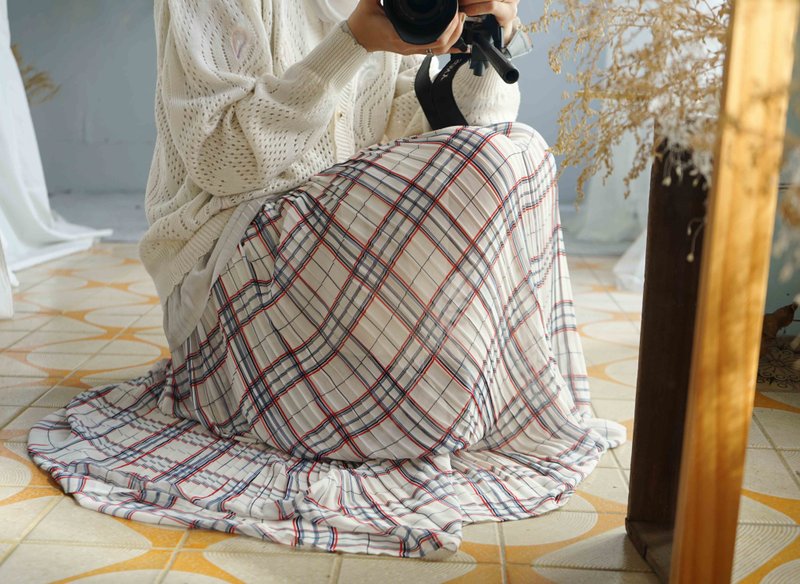 Treasure Hunting Vintage - British White Plaid Chiffon Pleated Dress - กระโปรง - เส้นใยสังเคราะห์ ขาว