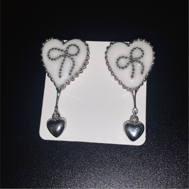 Original soft pottery hand-made earrings white love silver bead chain bow pendant can be changed to ear clip - ต่างหู - ดินเผา 