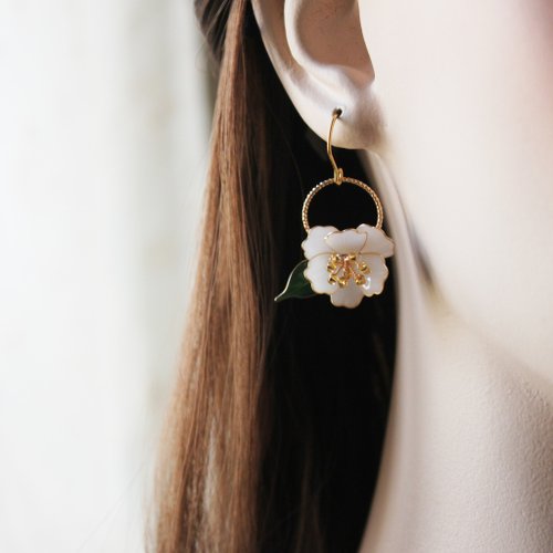 椿アシンメトリーピアス】白椿ピアス ハンドメイドブロンズ樹脂ピアス