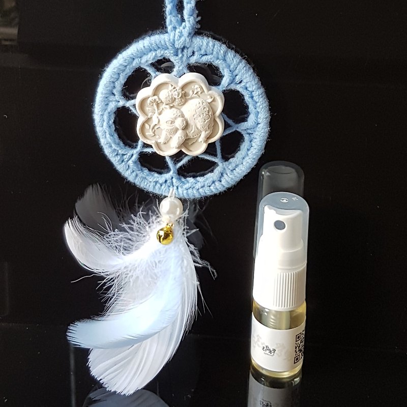 Gift set: A crochet Dreamcatcher with oriental zodiac aroma stone plus fragrance - ของวางตกแต่ง - วัสดุอื่นๆ ขาว