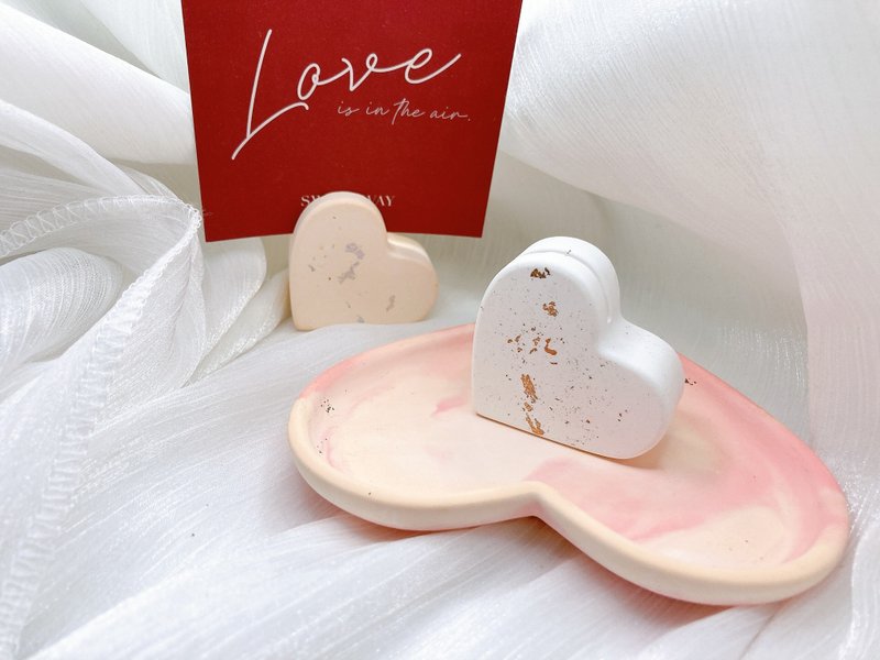 手作 擴香擺飾 心型名片座 你好敝姓_ - 名片架/名片座 - 其他材質 多色