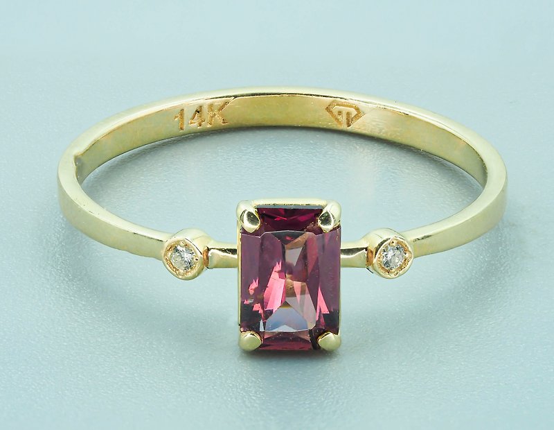 Precious Metals General Rings Gold - 14k gold with spinel and diamonds.