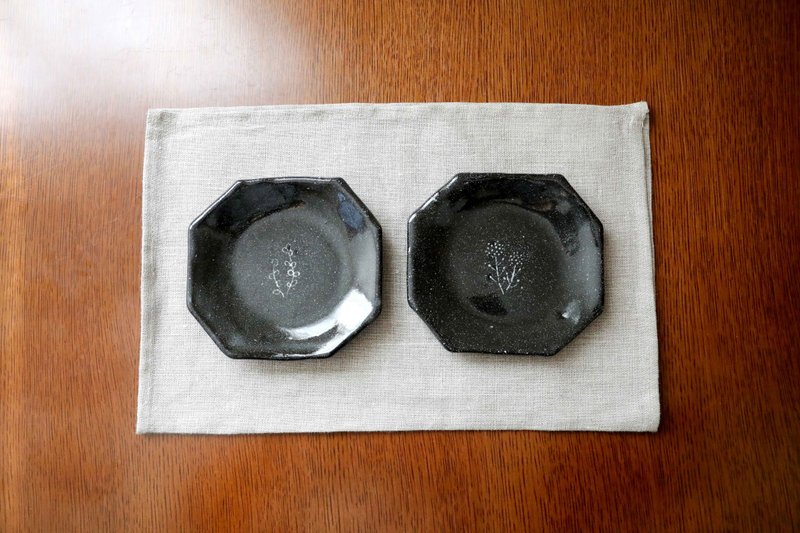 象嵌の花模様 黒御影土の八角皿 2枚セット - 盤子/餐盤/盤架 - 陶 黑色