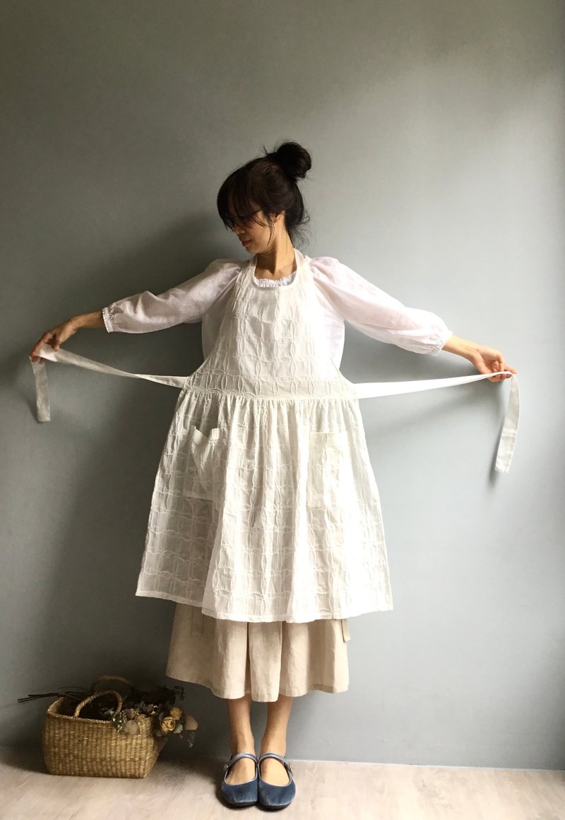 Chores, reading, Jane Eyre/airy lace jacquard retro atmosphere/wide strap apron 100% cotton - เสื้อกั๊กผู้หญิง - ผ้าฝ้าย/ผ้าลินิน ขาว