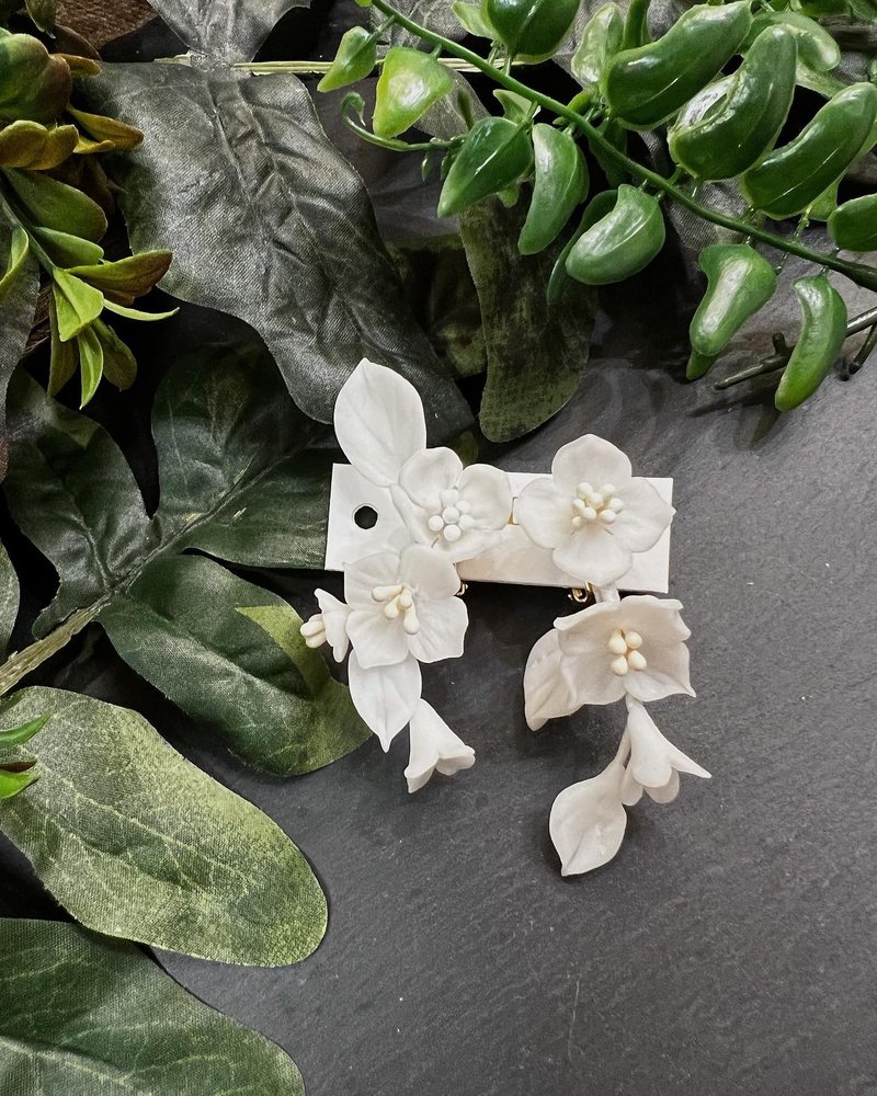 冒牌老闆娘 Kingboss日本陶瓷土花朵不對稱耳環2022B - 耳環/耳夾/耳骨夾 - 黏土 白色